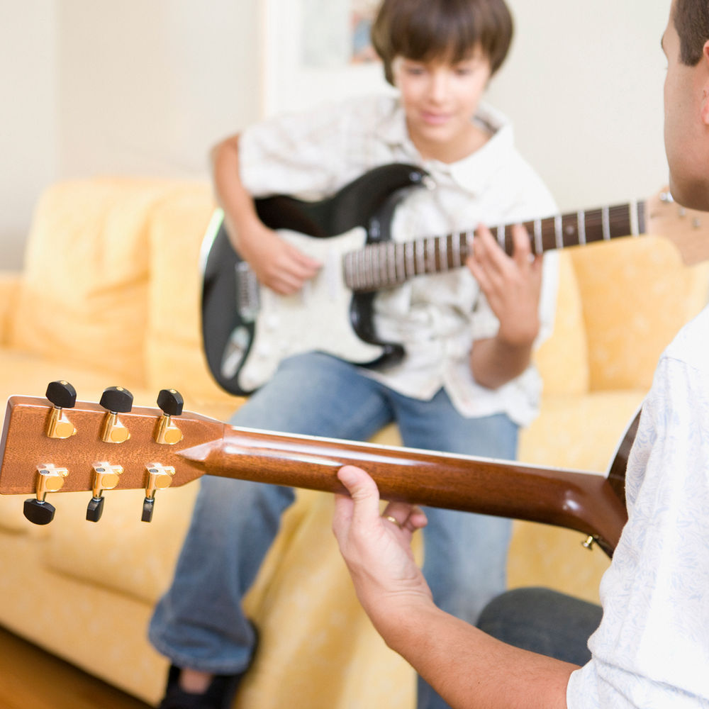 Estudiante aprendiendo guitarra