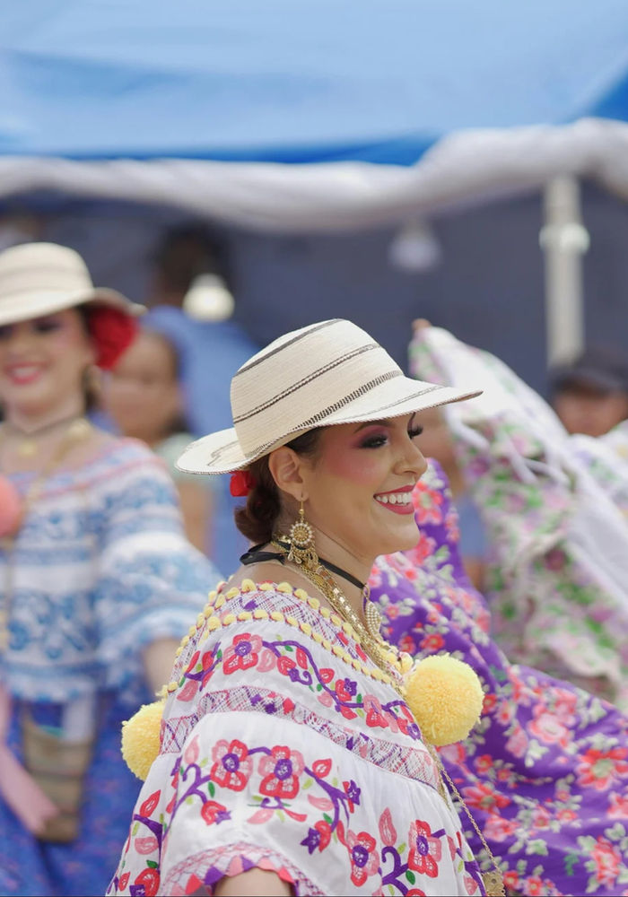 Vestuario tradicional en una presentación cultural